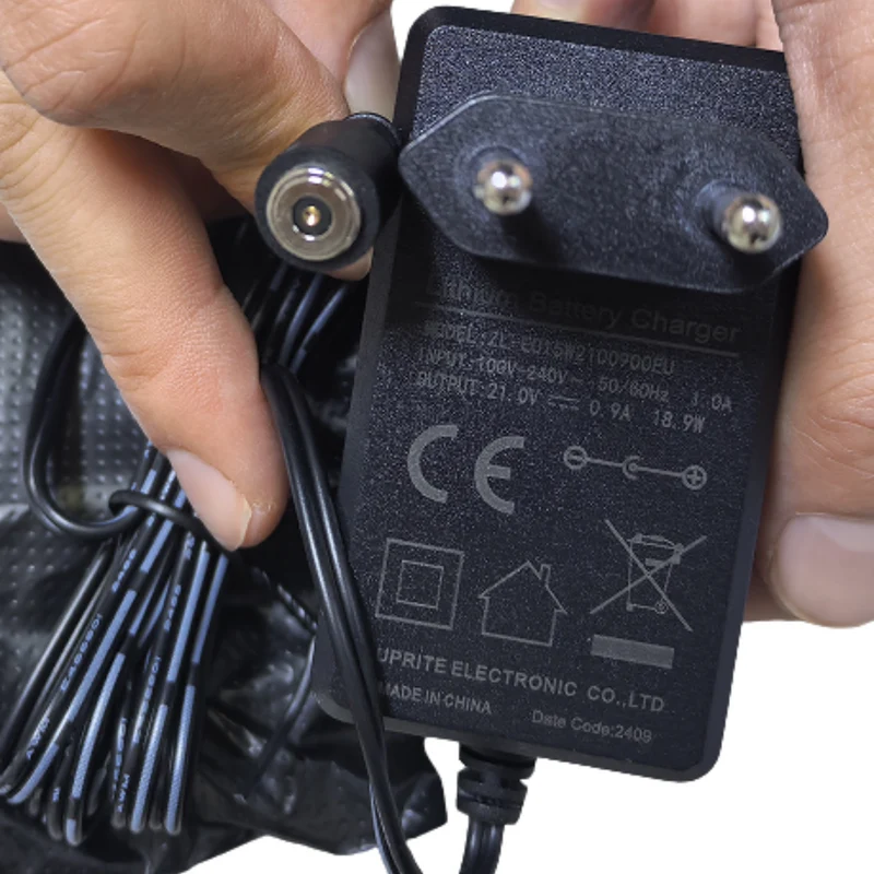 21 V 0,9 A magnetisches Ladegerät nach europäischem Standard für S2 Kinderroller