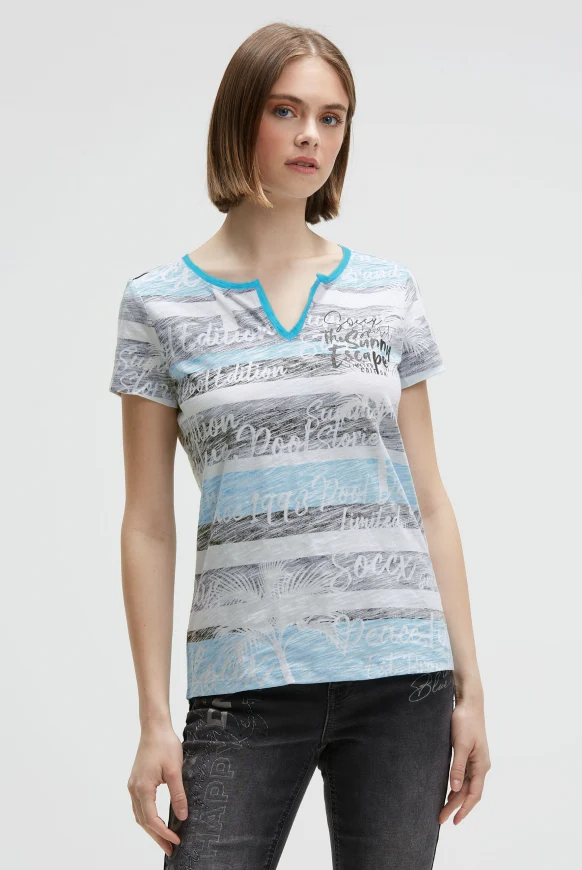 SOCCX V-Shirt mit All-Over-Streifen- und Logo-Prints