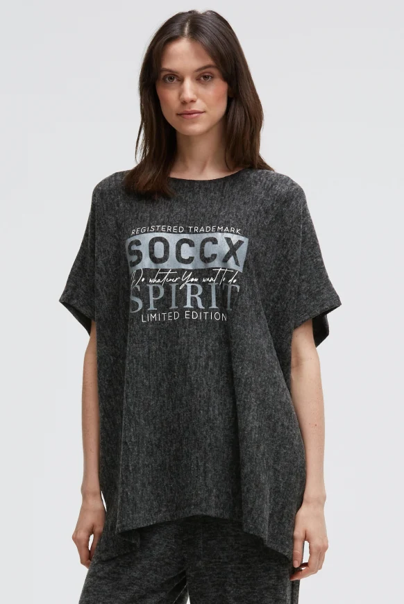 SOCCX Poncho aus Flauschstrick mit Glimmer Print