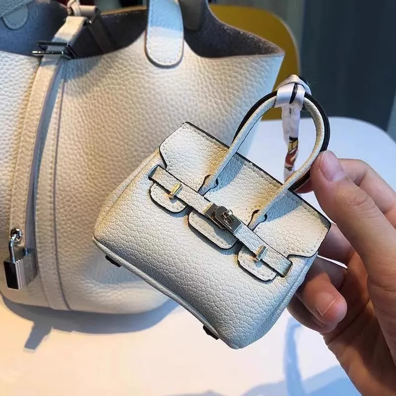 Mini-Anhänger für kleine Taschen, Kopfhörer-Paket, Auto-Schlüsselanhänger, kreativer Anhänger für Geldbörse mit allen passenden roten Umschlägen 9x10cm weiß