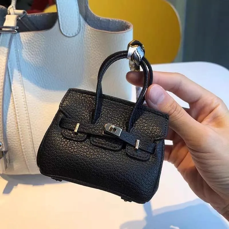 Mini-Anhänger für kleine Taschen, Kopfhörer-Paket, Auto-Schlüsselanhänger, kreativer Anhänger für Geldbörse mit allen passenden roten Umschlägen 9x10cm schwarz