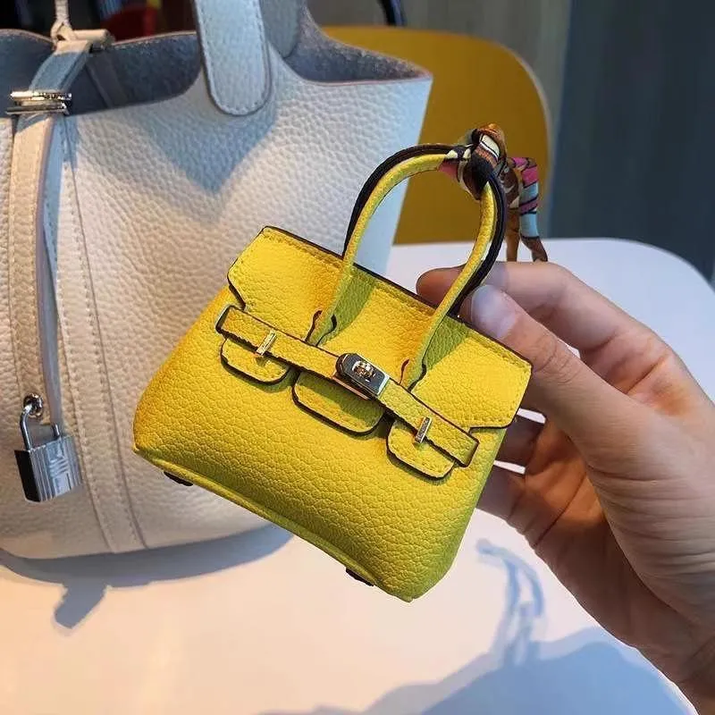 Mini-Anhänger für kleine Taschen, Kopfhörer-Paket, Auto-Schlüsselanhänger, kreativer Anhänger für Geldbörse mit allen passenden roten Umschlägen 9x10cm gelb