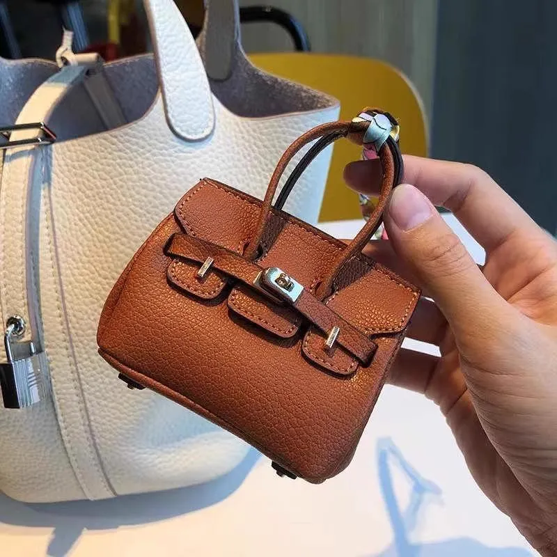 Mini-Anhänger für kleine Taschen, Kopfhörer-Paket, Auto-Schlüsselanhänger, kreativer Anhänger für Geldbörse mit allen passenden roten Umschlägen 9x10cm braun