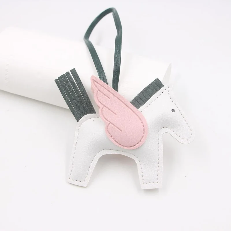 Hot Classic Wing Pony Bag Anhänger Dekorative Accessoires Auto Schlüsselanhänger Anhänger Hochwertige Lederproduktion Tassel winged horse weiß