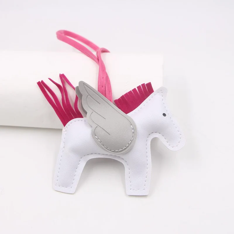 Hot Classic Wing Pony Bag Anhänger Dekorative Accessoires Auto Schlüsselanhänger Anhänger Hochwertige Lederproduktion Tassel winged horse weiß/grau