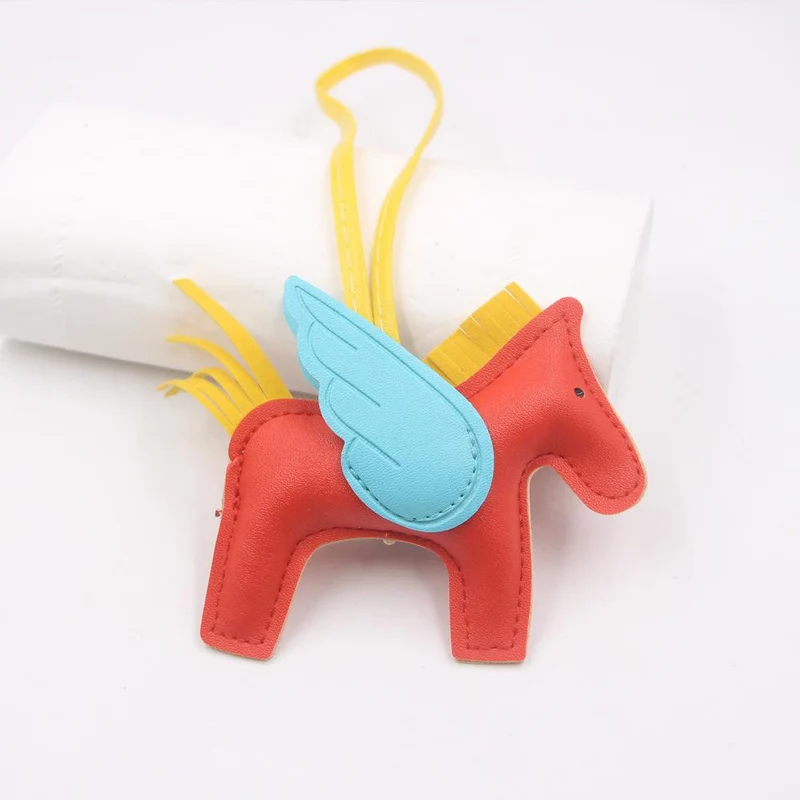 Hot Classic Wing Pony Bag Anhänger Dekorative Accessoires Auto Schlüsselanhänger Anhänger Hochwertige Lederproduktion Tassel winged horse rot