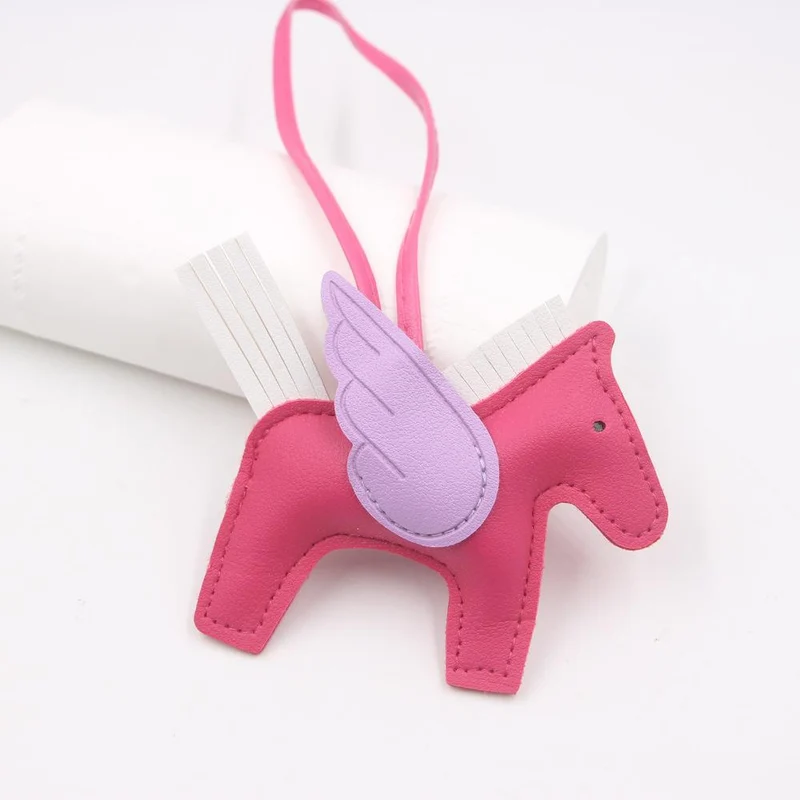 Hot Classic Wing Pony Bag Anhänger Dekorative Accessoires Auto Schlüsselanhänger Anhänger Hochwertige Lederproduktion Tassel winged horse rose rot