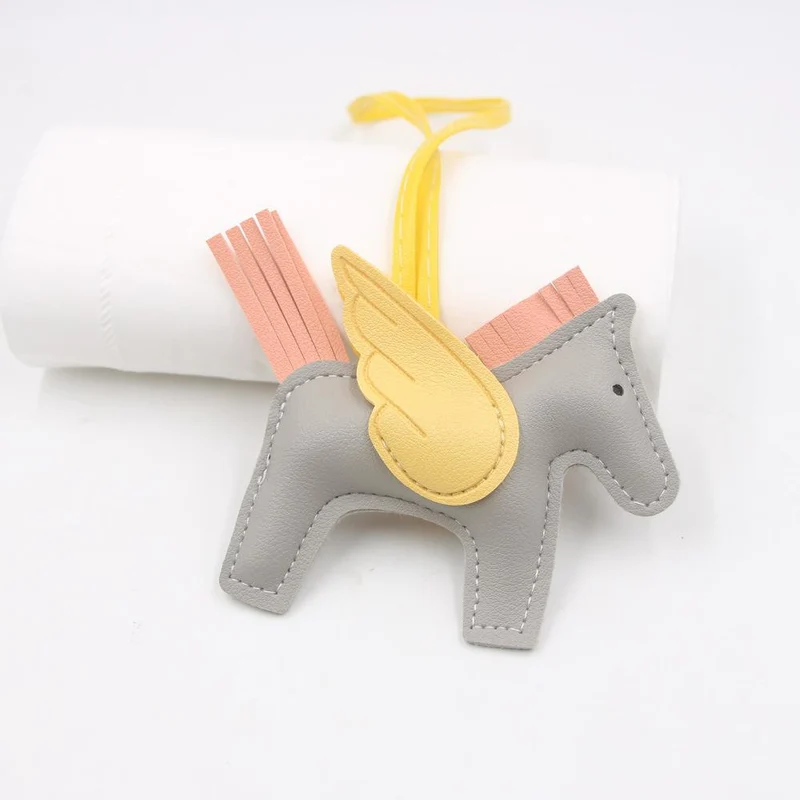 Hot Classic Wing Pony Bag Anhänger Dekorative Accessoires Auto Schlüsselanhänger Anhänger Hochwertige Lederproduktion Tassel winged horse grau