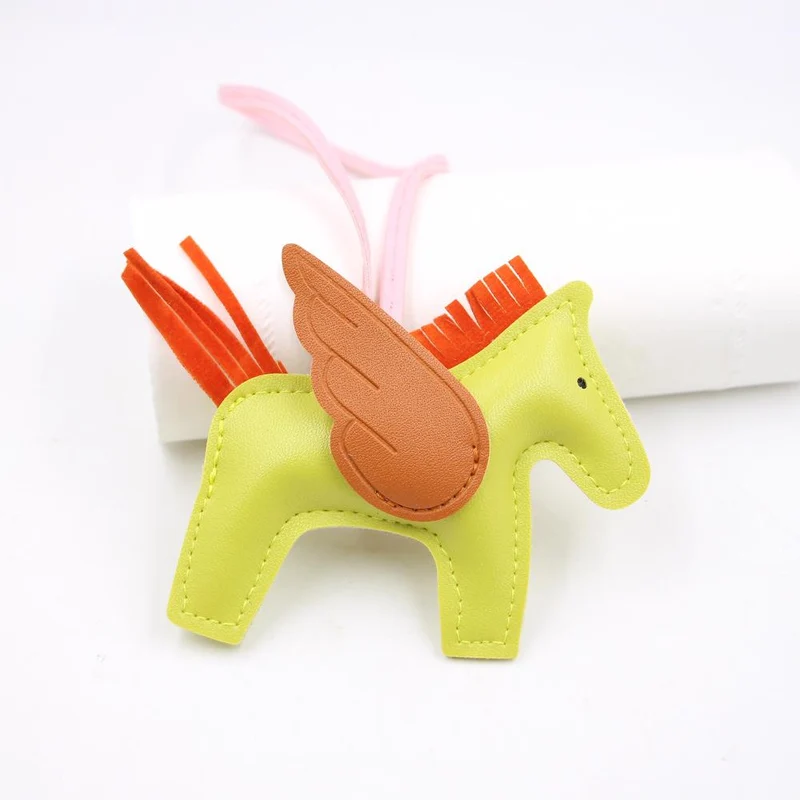 Hot Classic Wing Pony Bag Anhänger Dekorative Accessoires Auto Schlüsselanhänger Anhänger Hochwertige Lederproduktion Tassel winged horse gelb-grün