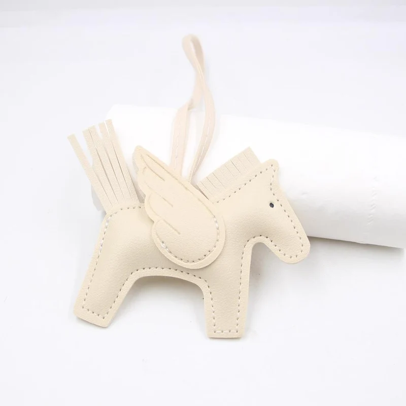 Hot Classic Wing Pony Bag Anhänger Dekorative Accessoires Auto Schlüsselanhänger Anhänger Hochwertige Lederproduktion Tassel winged horse beige