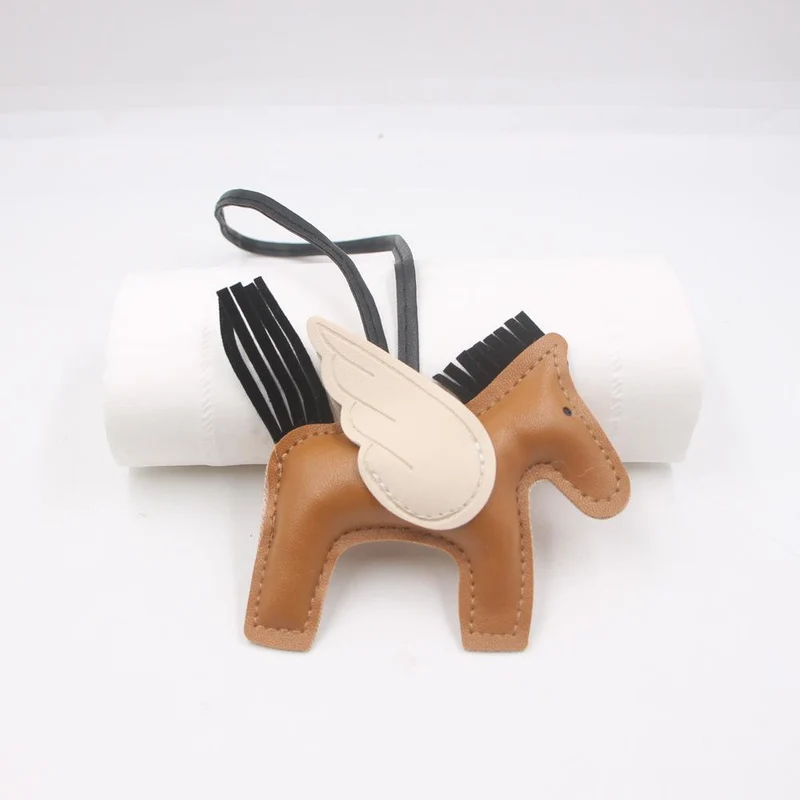 Hot Classic Wing Pony Bag Anhänger Dekorative Accessoires Auto Schlüsselanhänger Anhänger Hochwertige Lederproduktion Tassel winged horse beige/kaffeebraun