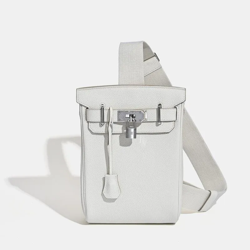 2025 neue Unisex Top Layer Rindsleder Brusttasche Umhängetasche aus echtem Leder Rucksack mit Schloss hängende Dekoration 17 x 8 x 27CM+silver buckle weiß