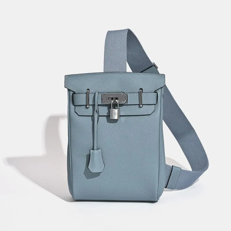 2025 neue Unisex Top Layer Rindsleder Brusttasche Umhängetasche aus echtem Leder Rucksack mit Schloss hängende Dekoration 17 x 8 x 27CM+silver buckle