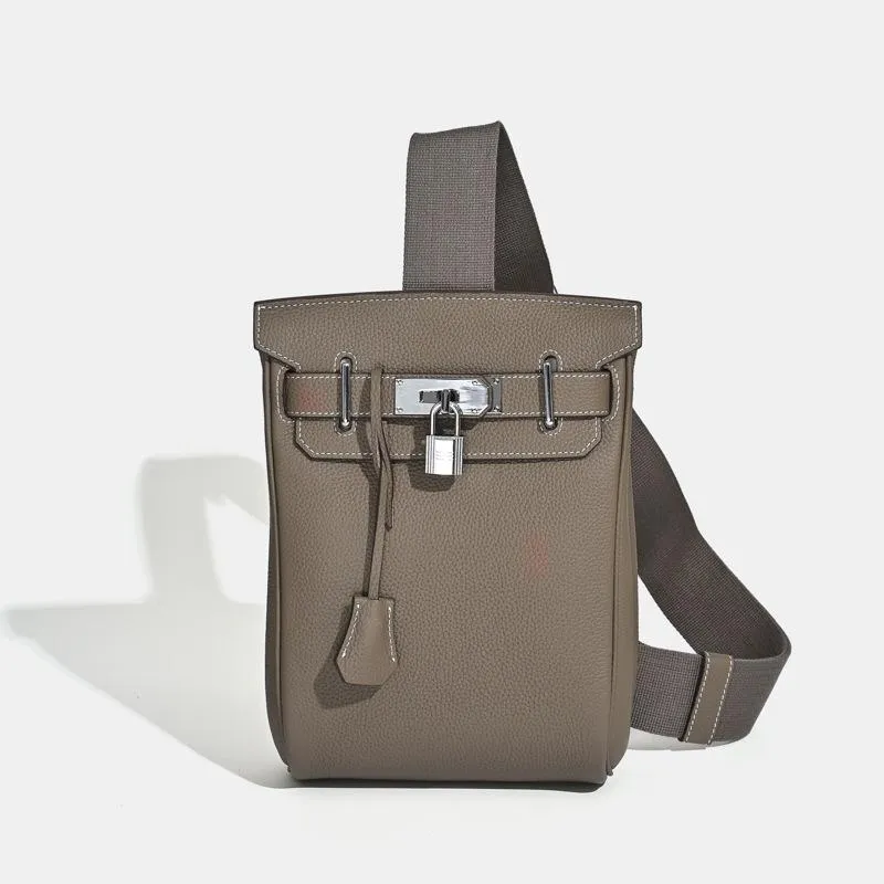 2025 neue Unisex Top Layer Rindsleder Brusttasche Umhängetasche aus echtem Leder Rucksack mit Schloss hängende Dekoration 17 x 8 x 27CM+silver buckle dunkelgrau