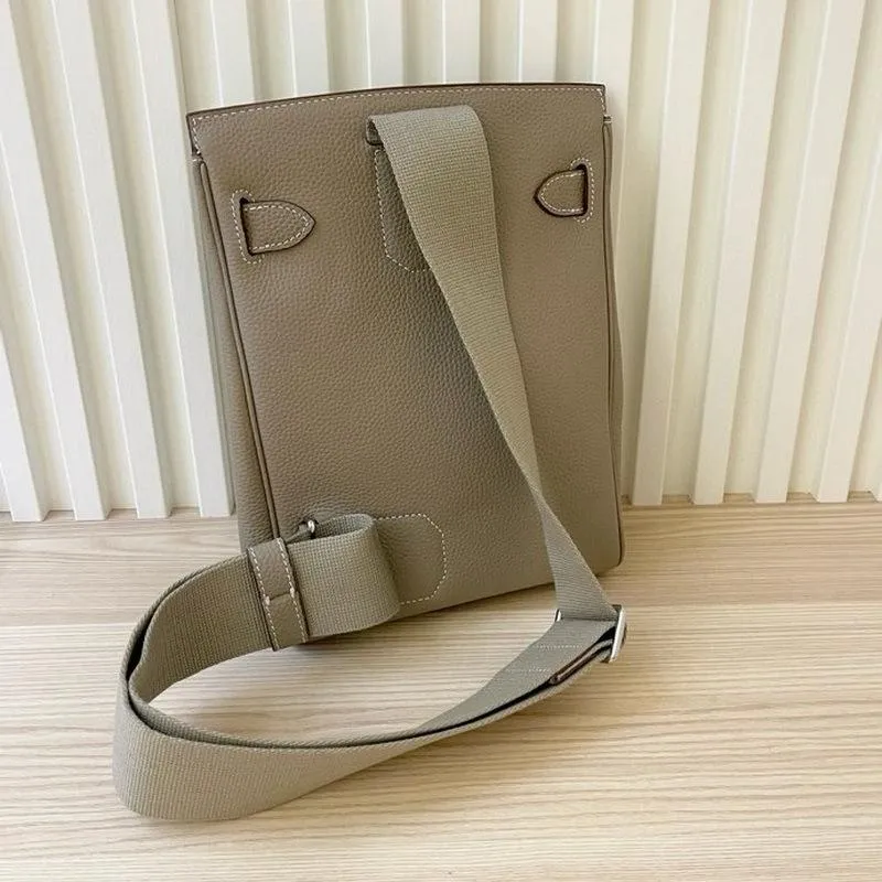 2025 neue Unisex Top Layer Rindsleder Brusttasche Umhängetasche aus echtem Leder Rucksack mit Schloss hängende Dekoration 17 x 8 x 27CM+silver buck grau